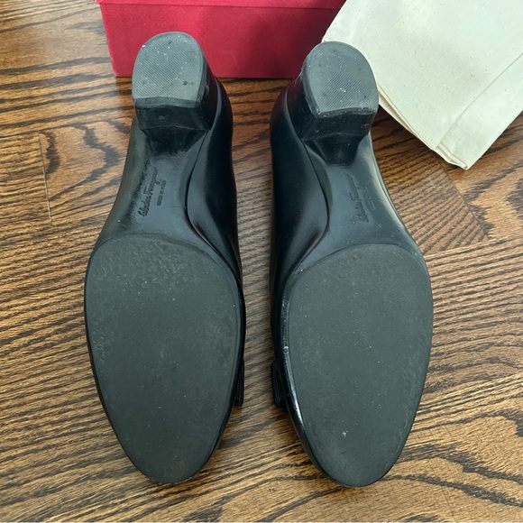 Gently worn black Ferragamo Vara pumps in size 36.5 - Picture 5 of 6